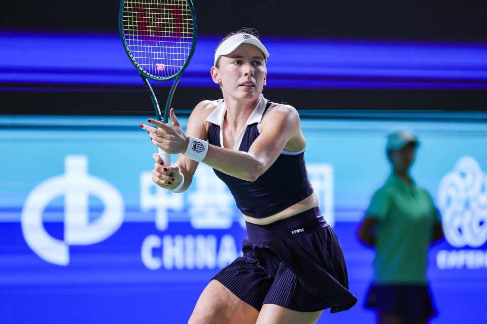 跻身决赛, 罗娃率先破